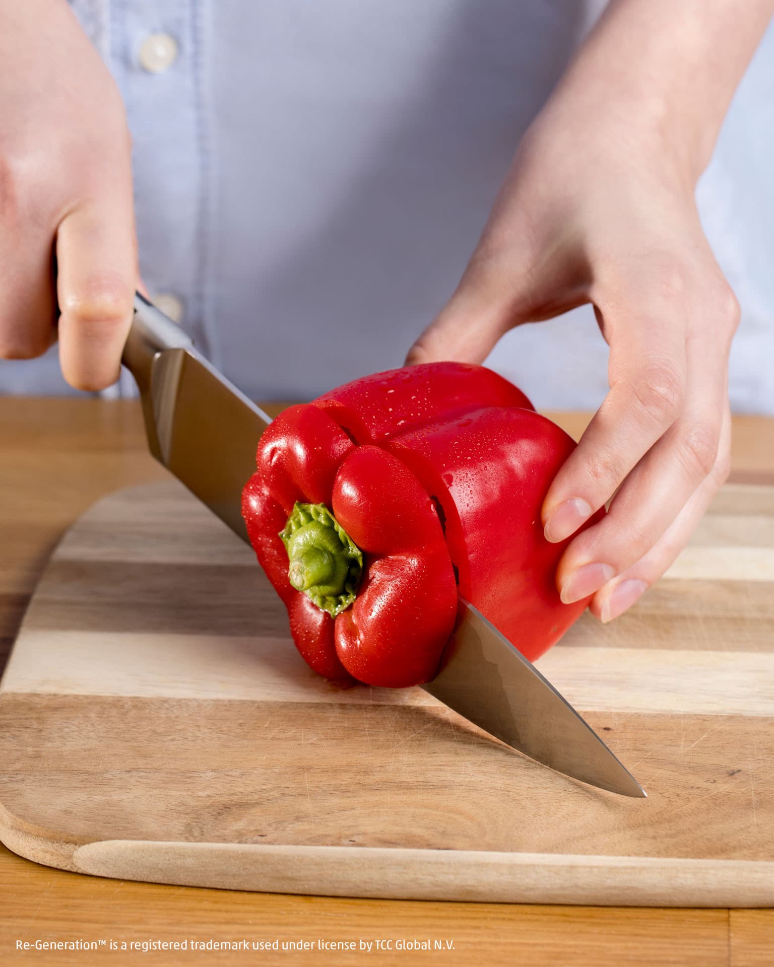 Dieses Bild zeigt wie eine Paprika geschnitten wird.