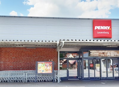 Sie sehen den Eingang vom Penny Markt in Lauenburg, Berliner Str./Bergstr. 1A/B