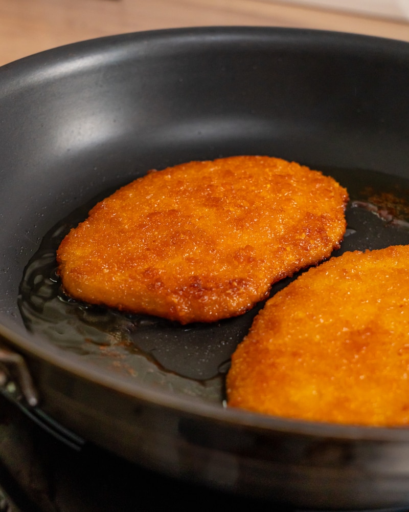Dieses Bild zeigt wie die Schnitzel gebraten werden.