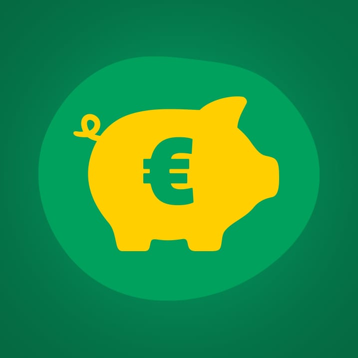 Ein gelbes Sparschwein vor grünem Hintergrund