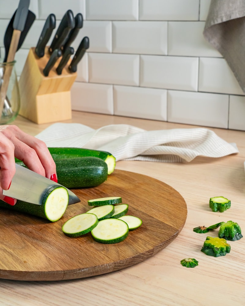 Dieses Bild zeigt wie die Zucchini geschnitten wird.