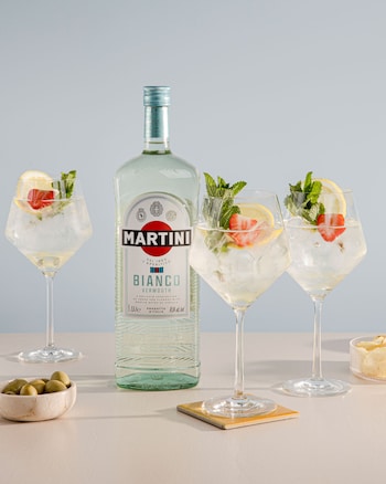 Diese Bild zeigt den fertigen Martini Bianco Spritz.