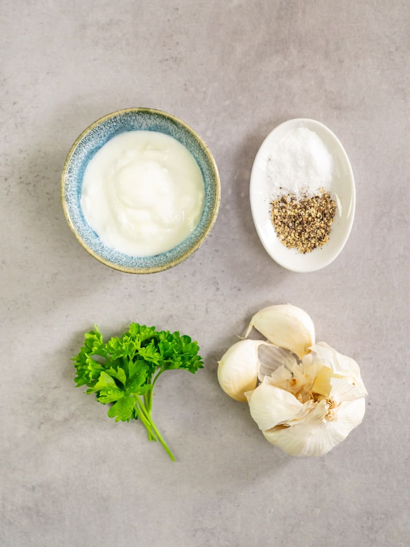 Dieses Bild zeigt die Zutaten für den Knoblauch Dip.