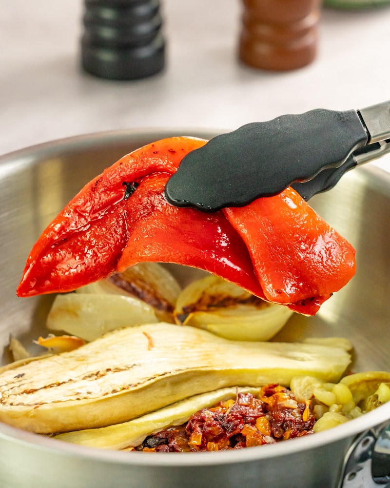 Dieses Bild zeigt angebratene Paprika und Aubergine in einer Pfanne.