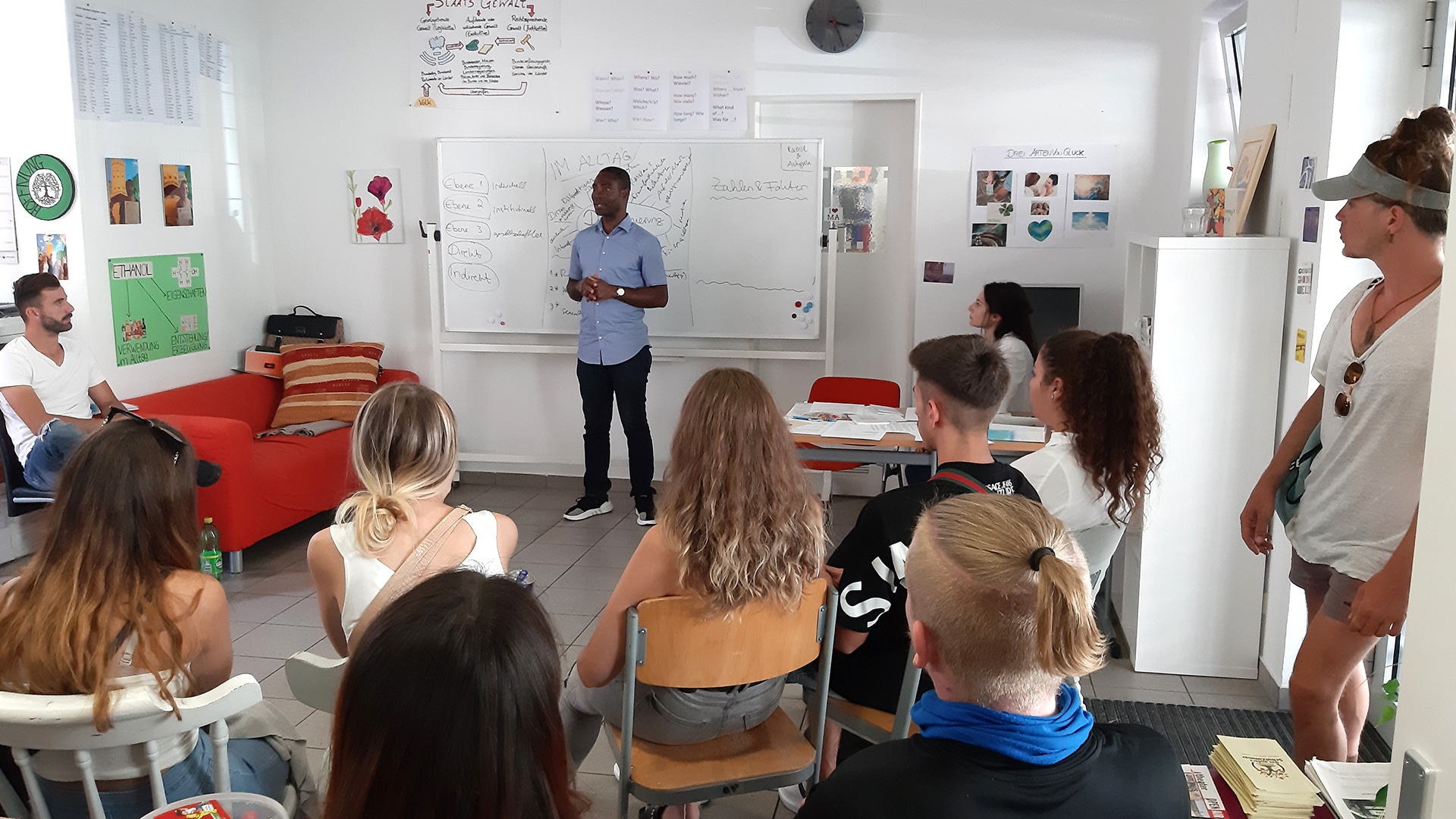 Kinder und Jugendliche hören gespannt dem Lehrer zu
