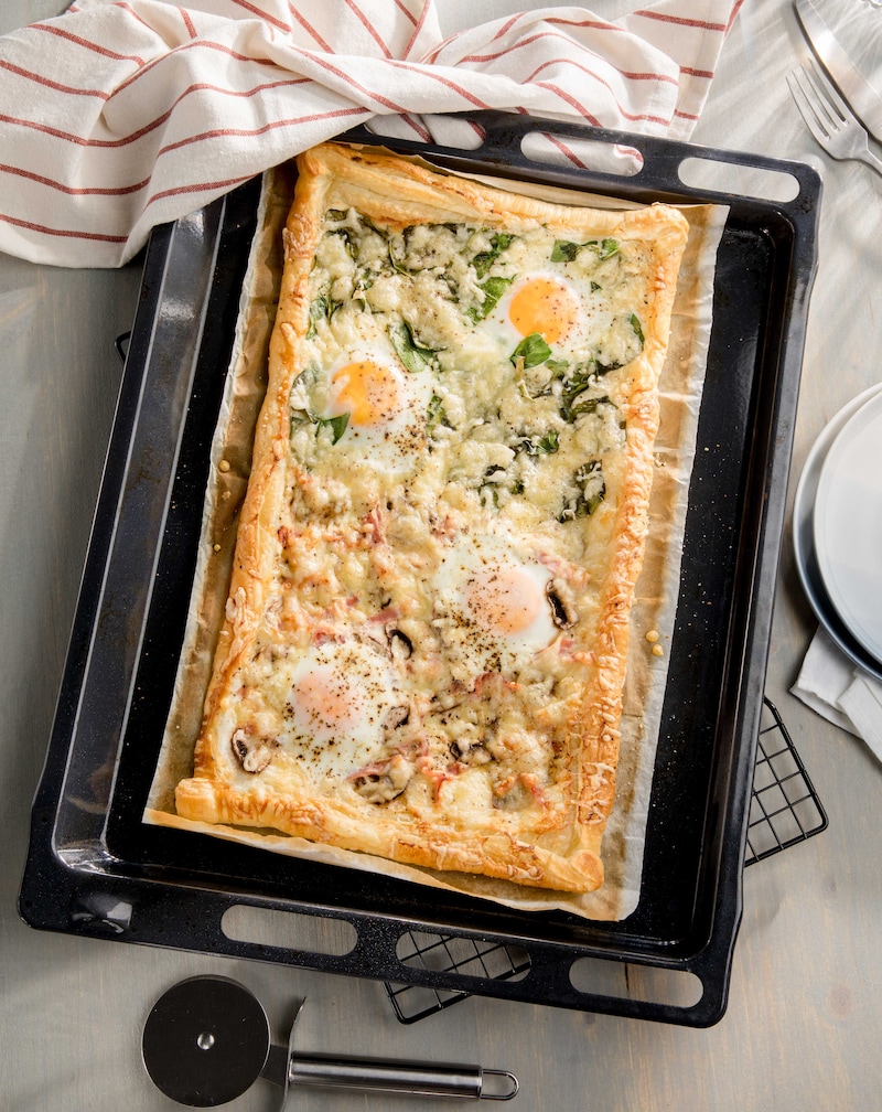 Auf diesem Bild siehst du unsere Frühstückspizza mit Eiern.