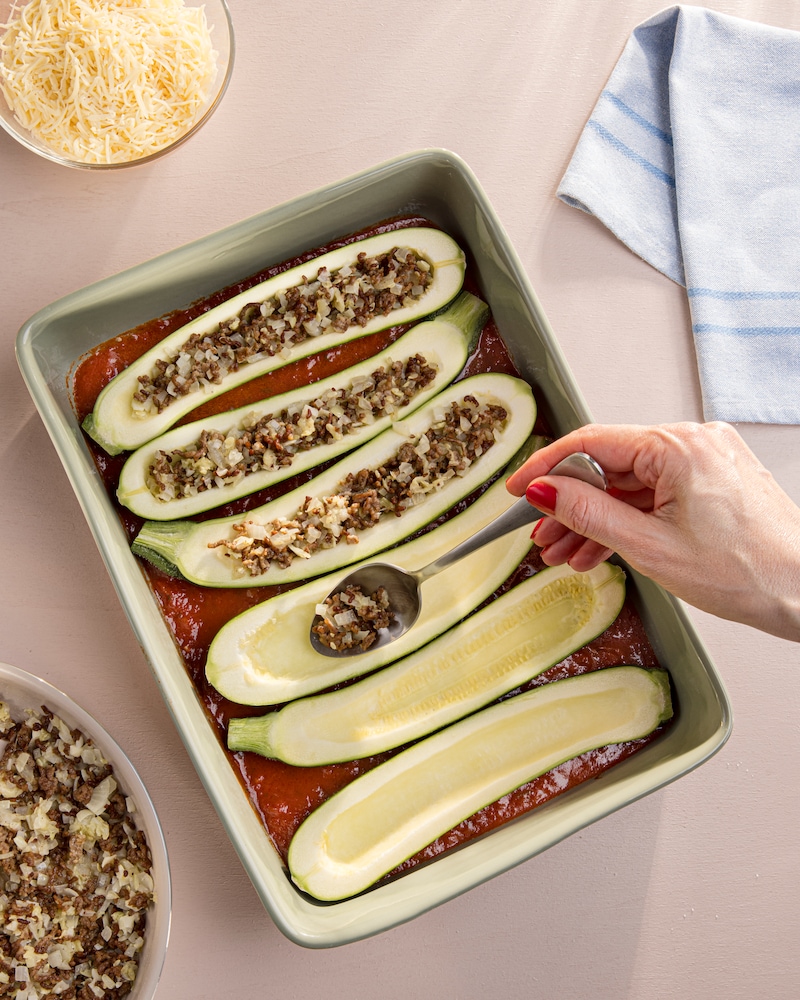 Das Bild zeigt wie die Zucchini gefüllt werden.