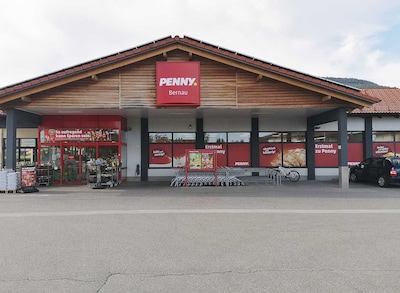 Sie sehen den Eingang vom Penny Markt in Bernau A. Chiemsee Rottauer Str. 20