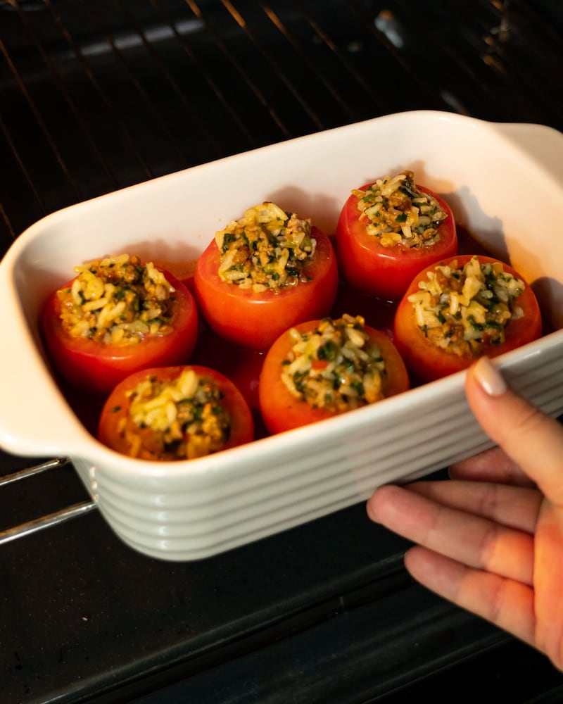 Dieses Bild zeigt wie die Tomaten in den Ofen gegeben werden.
