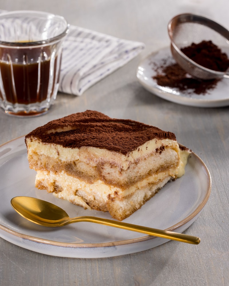 Dieses Bild zeigt, ein fertiges Stück vom Tiramisu.