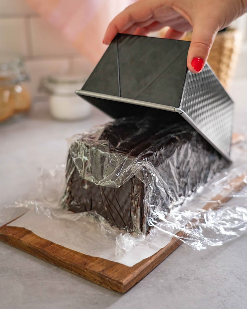 Diese Bild zeigt wie der Kuchen aus der Form kommt.
