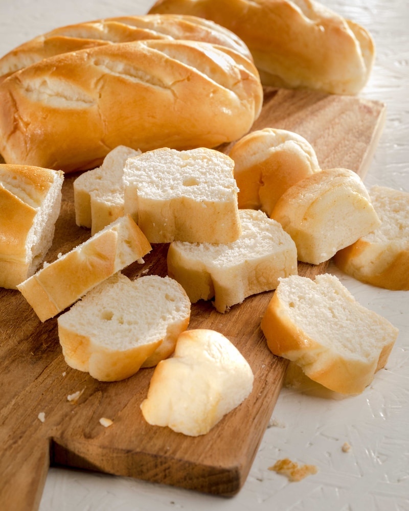 Auf diesem Bild siehst du klein geschnittenes Milchbrötchen.