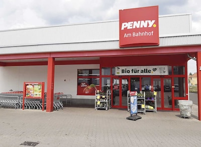 Sie sehen den Eingang vom Penny Markt in Aschaffenburg Muellerstr. 2