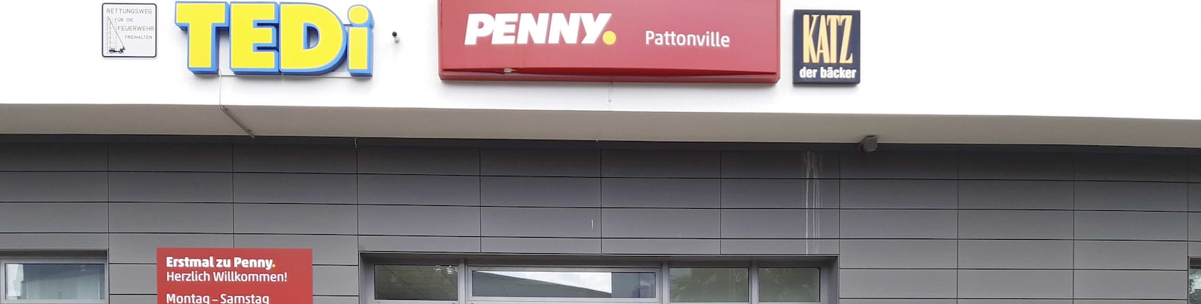 Sie sehen den Eingang vom Penny Markt in Remseck, John-F.-Kennedy-Allee 55/3-4