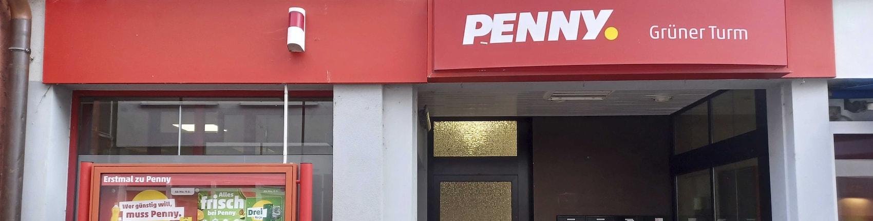 Sie sehen den Eingang vom Penny Markt in Ravensburg, Gruener Turmstr. 2-10