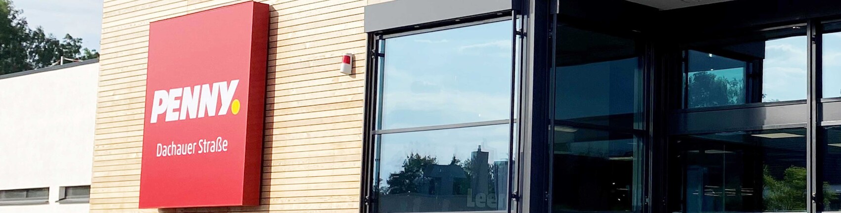 Sie sehen den Eingang vom Penny Markt in Hebertshausen Dachauer Straße 43
