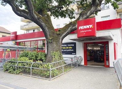 Sie sehen den Eingang vom Penny Markt in Friedberg, Ludwigstr. 16