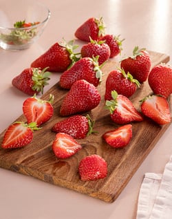 Frische Erdbeeren auf einem Holzbrett.