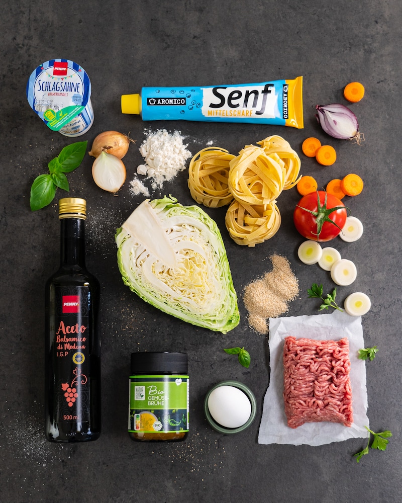 Spitzkohlpfanne mit Hackbällchen und Tomatensalat