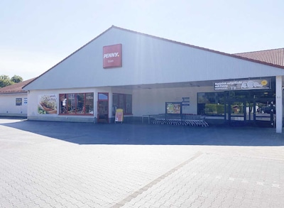 Sie sehen den Eingang vom Penny Markt in Paderborn, Sanderstr. 66-72