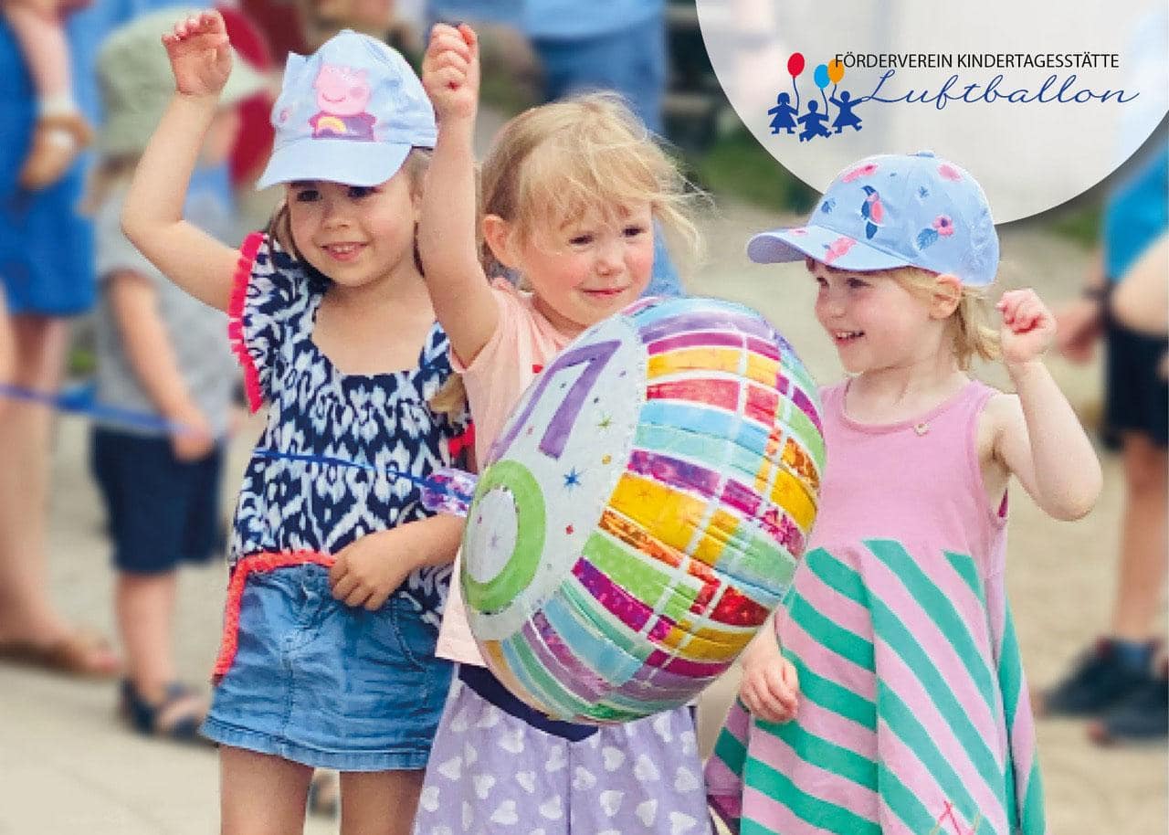 Kinder beim Spielen mit einem Luftballon