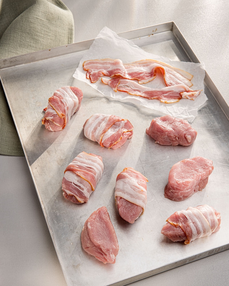 Dieses Bild zeigt das fertige Schweinefilet im Speckmantel.
