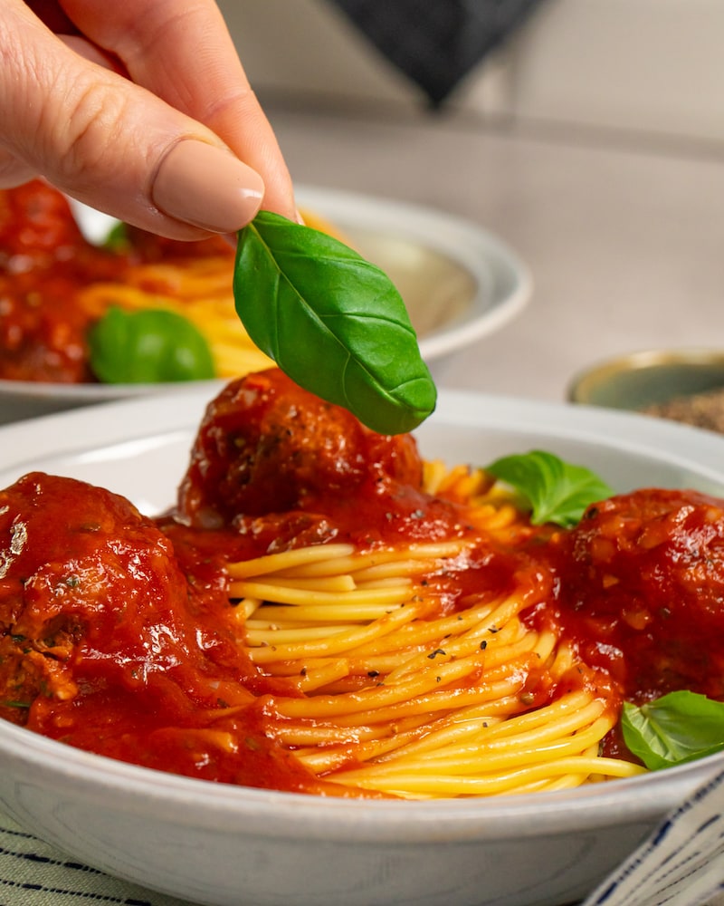 Dieses Bild zeigt die Teller mit der Pasta angerichtet wird.