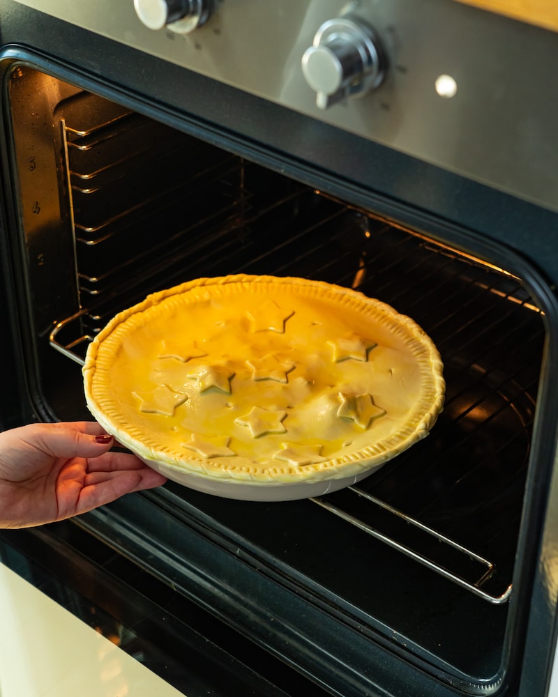 Dieses Bild zeigt wie der Pie in den Ofen geschoben wird.