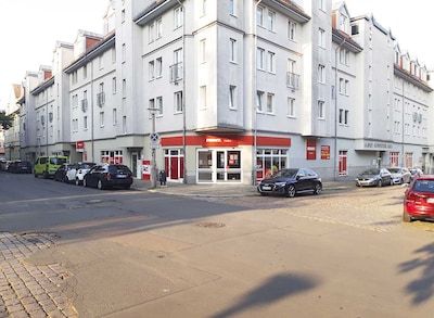 Sie sehen den Eingang vom Penny Markt in Halle (Saale) Hegelstrasse 74