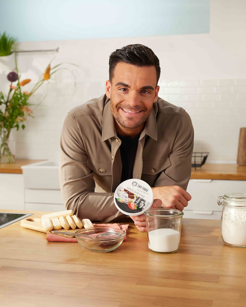 Dieses Bild zeigt Stefano mit dem Rezept für ein Tiramisu.