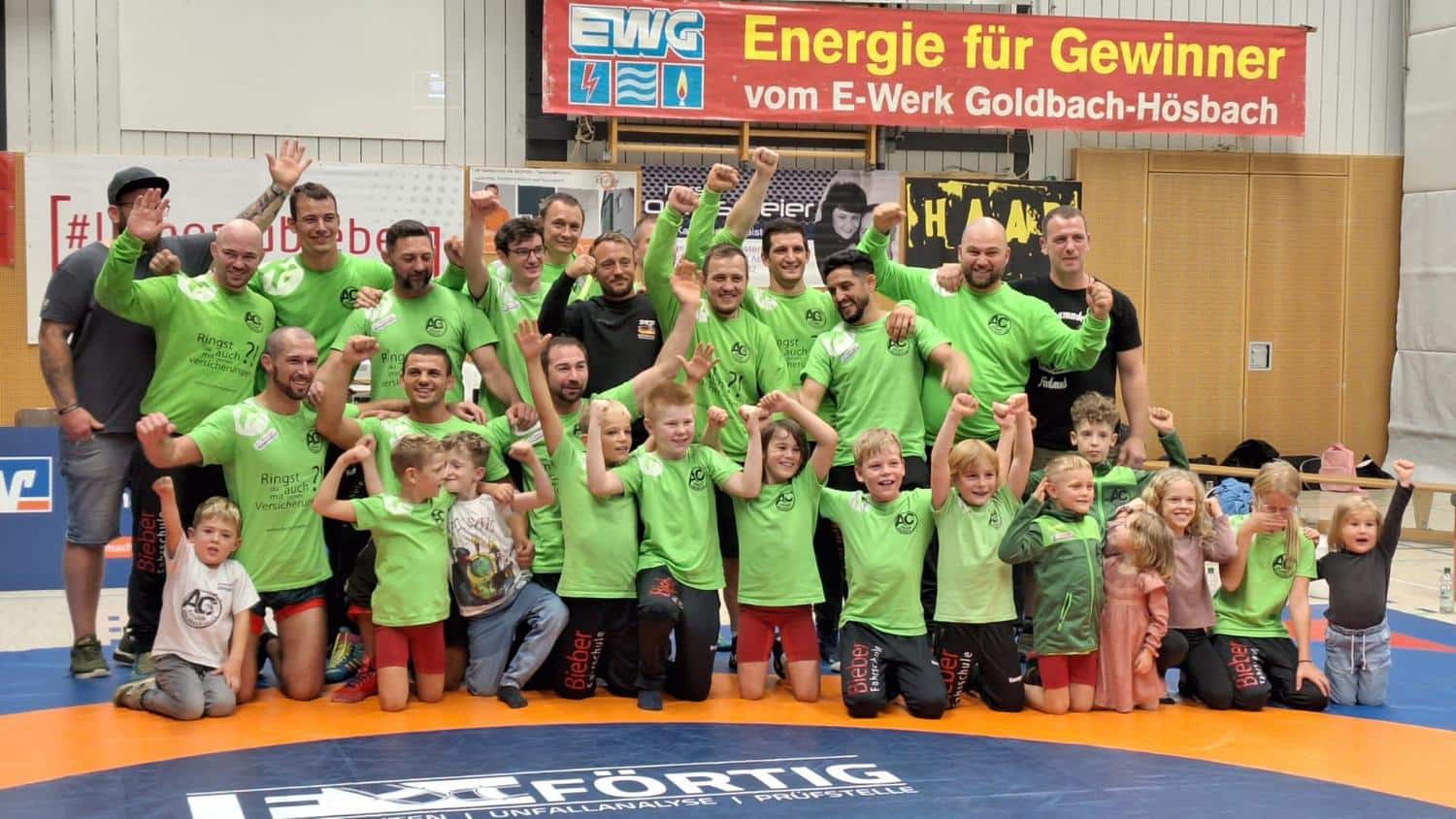 Kinder und Vereinsmitglieder jubeln begeistert in die Kamera
