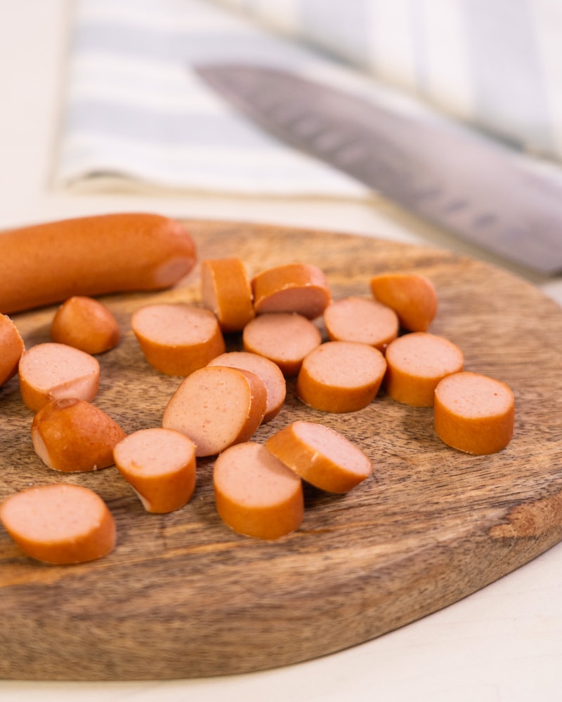 Dieses Bild zeigt das schneiden der Geflügel-Wiener.