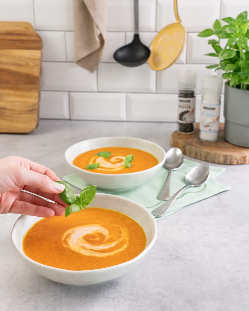 Dieses Bild zeigt wie die Tomatensuppe angerichtet wird.