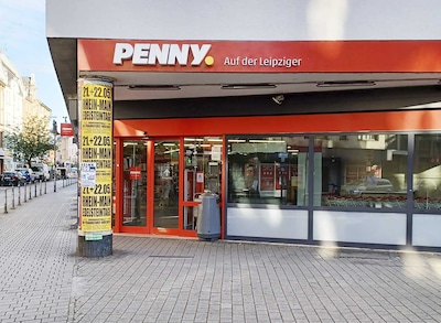 Sie sehen den Eingang vom Penny Markt in Frankfurt/Bockenheim, Leipziger Str. 72-76