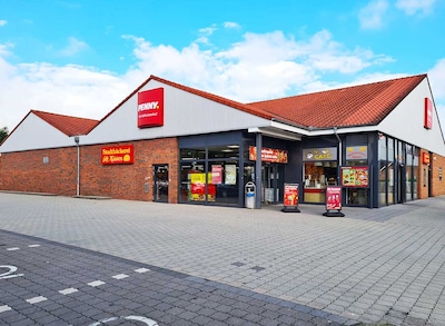 Sie sehen den Eingang vom Penny Markt in Flensburg Am Katharinenhof 30