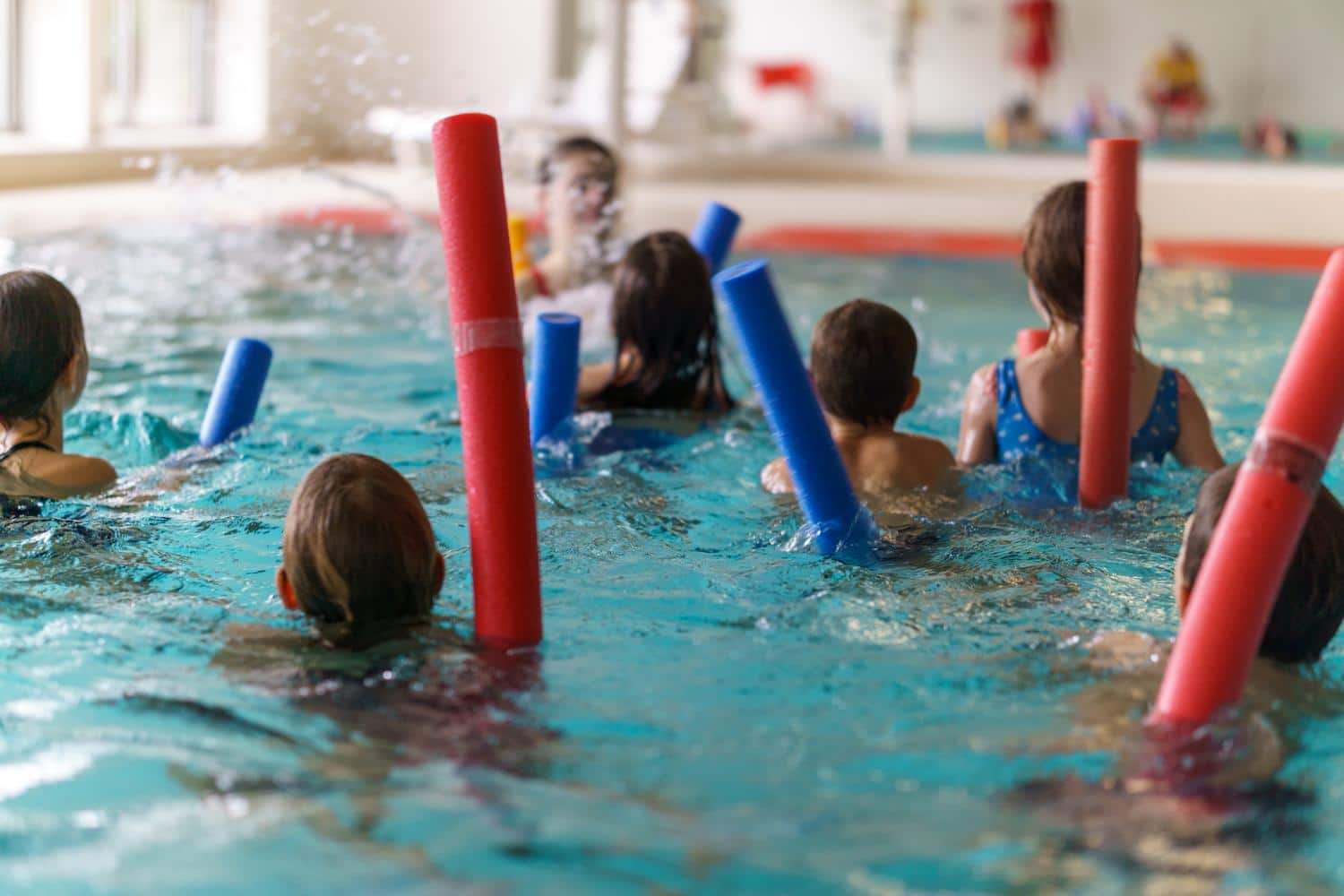 Kinder beim Schwimmunterricht