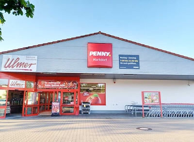 Sie sehen den Eingang vom Penny Markt in Markdorf Planckstr. 15