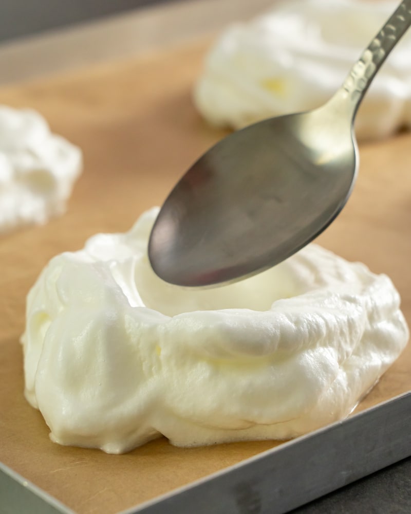 Dieses Bild zeigt wie die Pavlovas auf das Backblech gegeben werden.