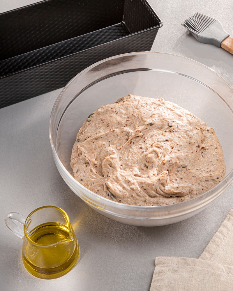 Dieses Bild zeigt den feuchten Teig und Öl.