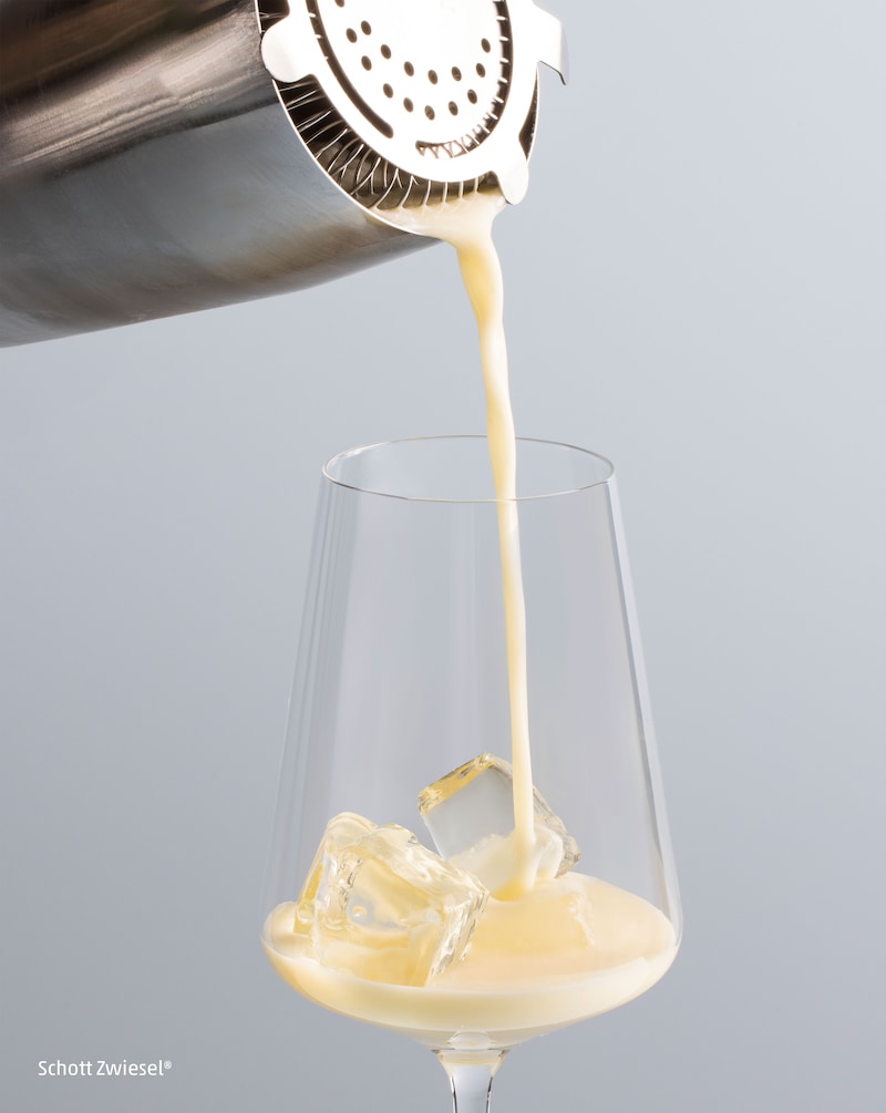 Dieses Bild zeigt wie der Virgin Colada in das Glas gefüllt wird.