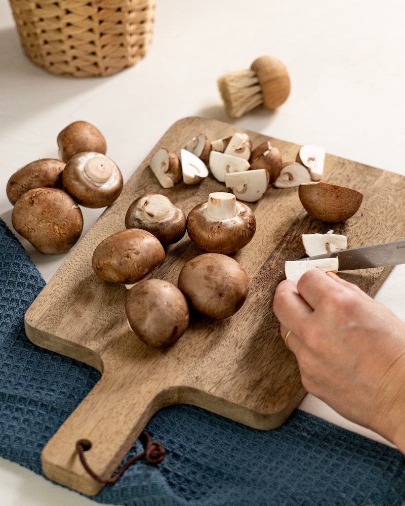 Auf diesem Bild siehst du wie Champignons geschnitten werden.