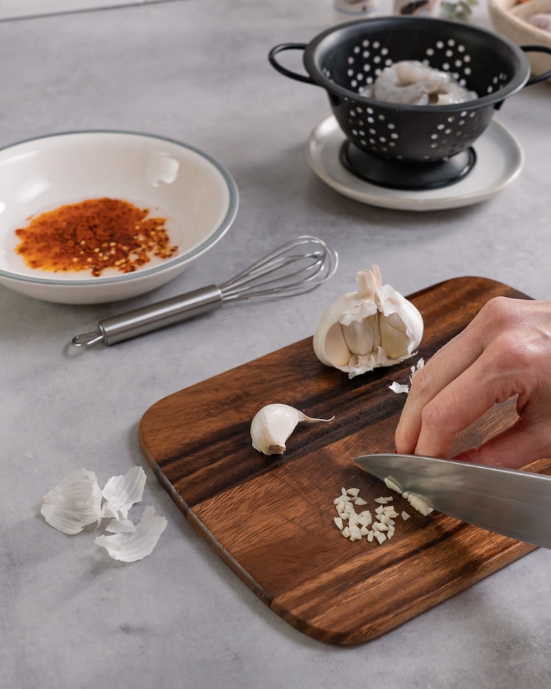 Dieses Bild zeigt, wie die Datteln gefüllt werden.