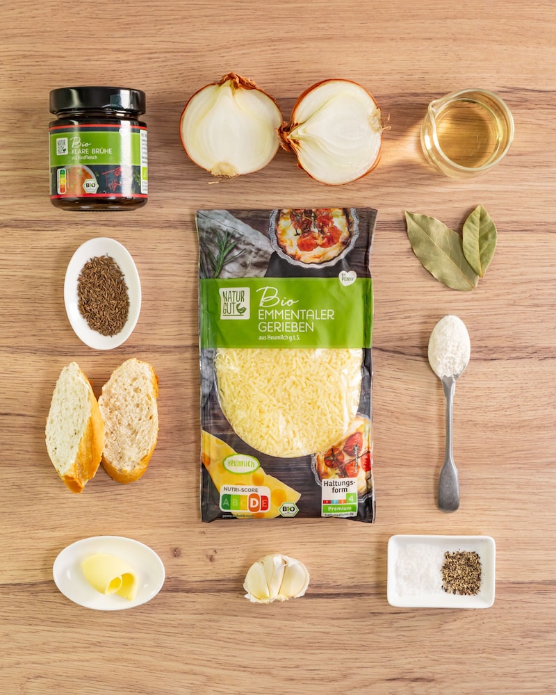 Dieses Bild zeigt die Zutaten für die Zwiebelsuppe.