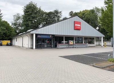 sie sehen den Eingang vom Penny Markt in Haan Alleestr. 17