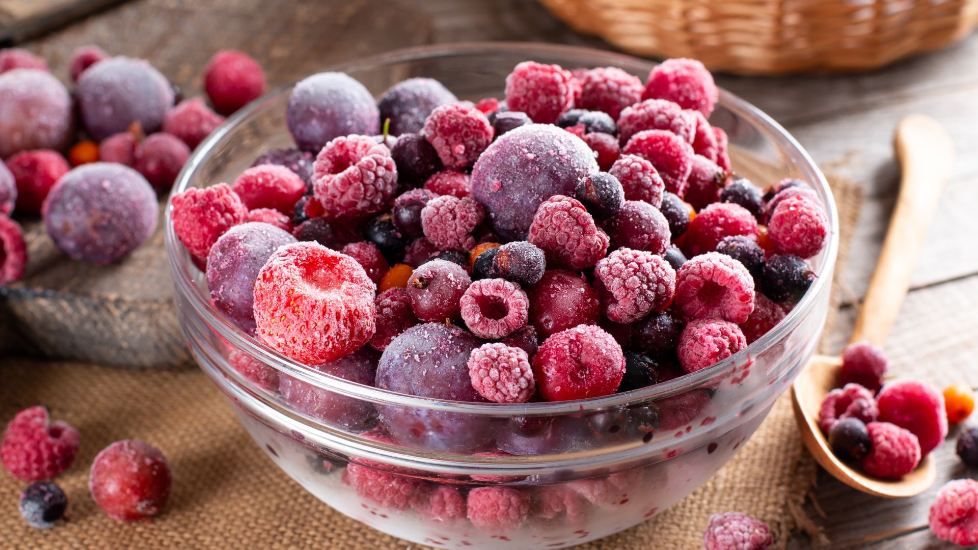 Gefrorene rote Beeren in einer Glasschüssel