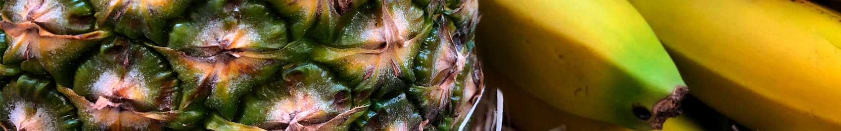 Eine Ananas und Bananen