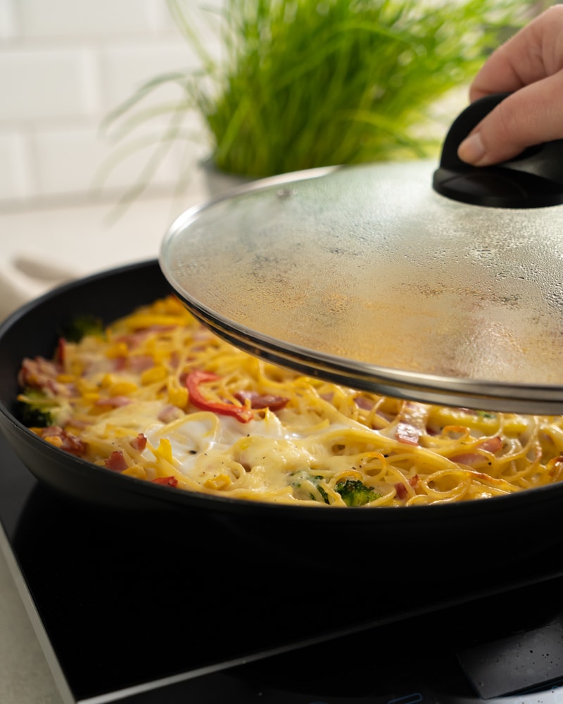 Auf diesem Bild siehst du wie die Frittata mit einem Deckel abgedeckt wird.