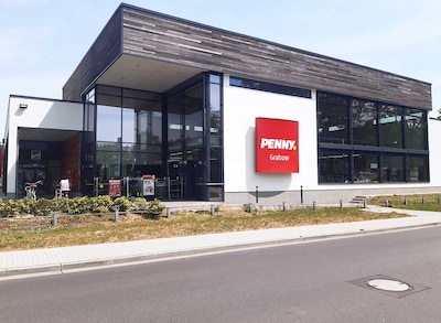 sie sehen den Eingang vom Penny Markt in Grabow Ludwigsluster Chaussee 2