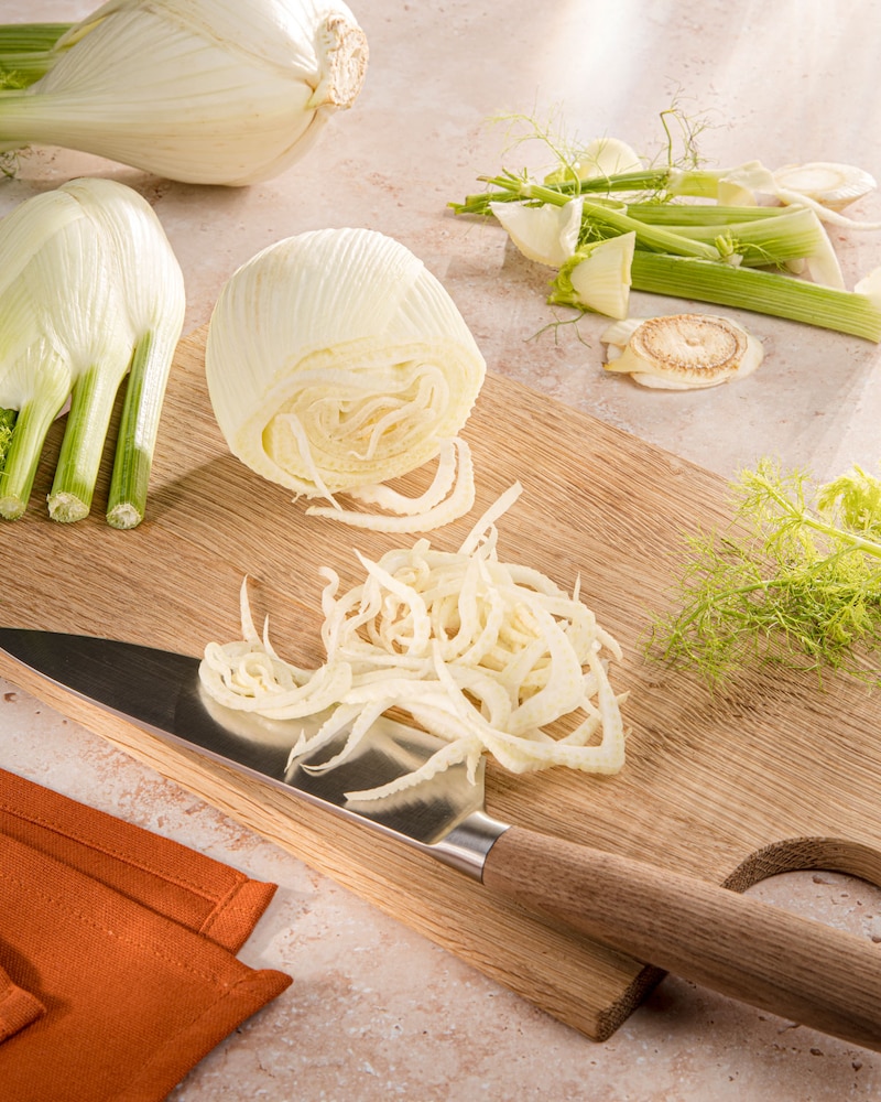 Dieses Bild zeigt wie der Fenchel geschnitten wird.