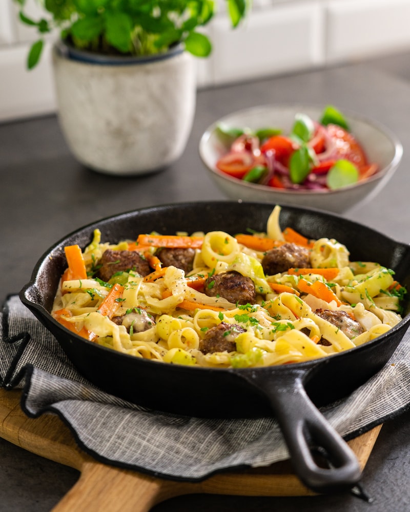 Spitzkohlpfanne mit Hackbällchen und Tomatensalat